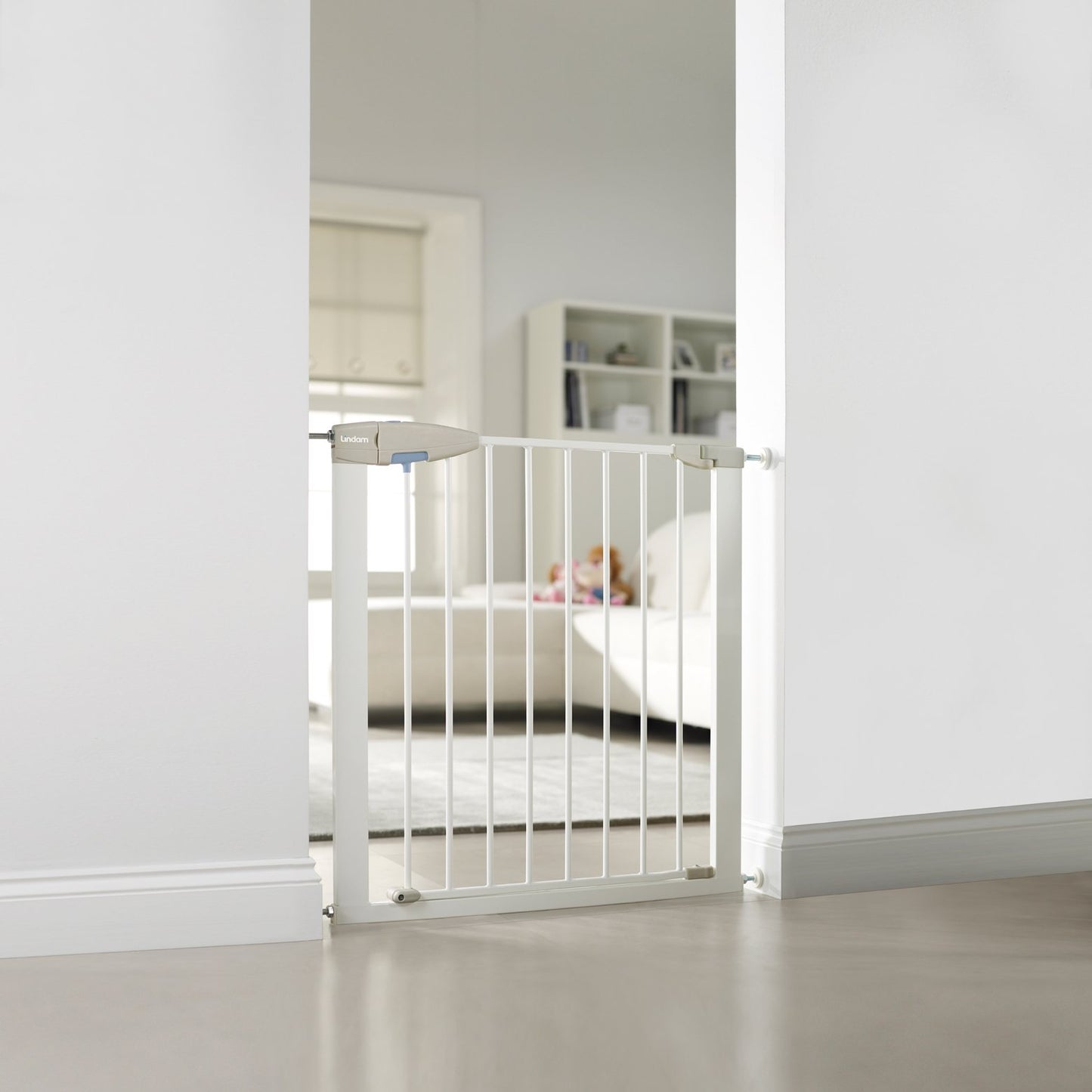 Munchkin Lindam Sure Shut Porte turvavärav treppidele ja ukseavadele 76–82 cm, valge