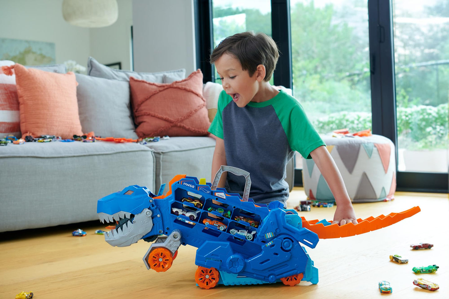 Hot Wheels City T-Rex treiler ja võidusõidurada, valguse ja heliefektidega