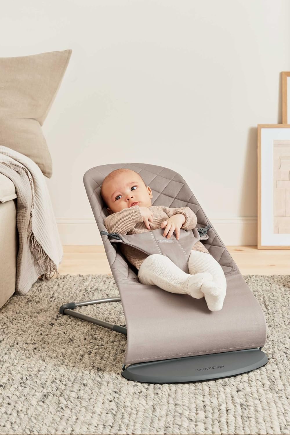 BabyBjörn Bliss lamamistool + mänguasi, hall liiv (Grigio Sabbia)
