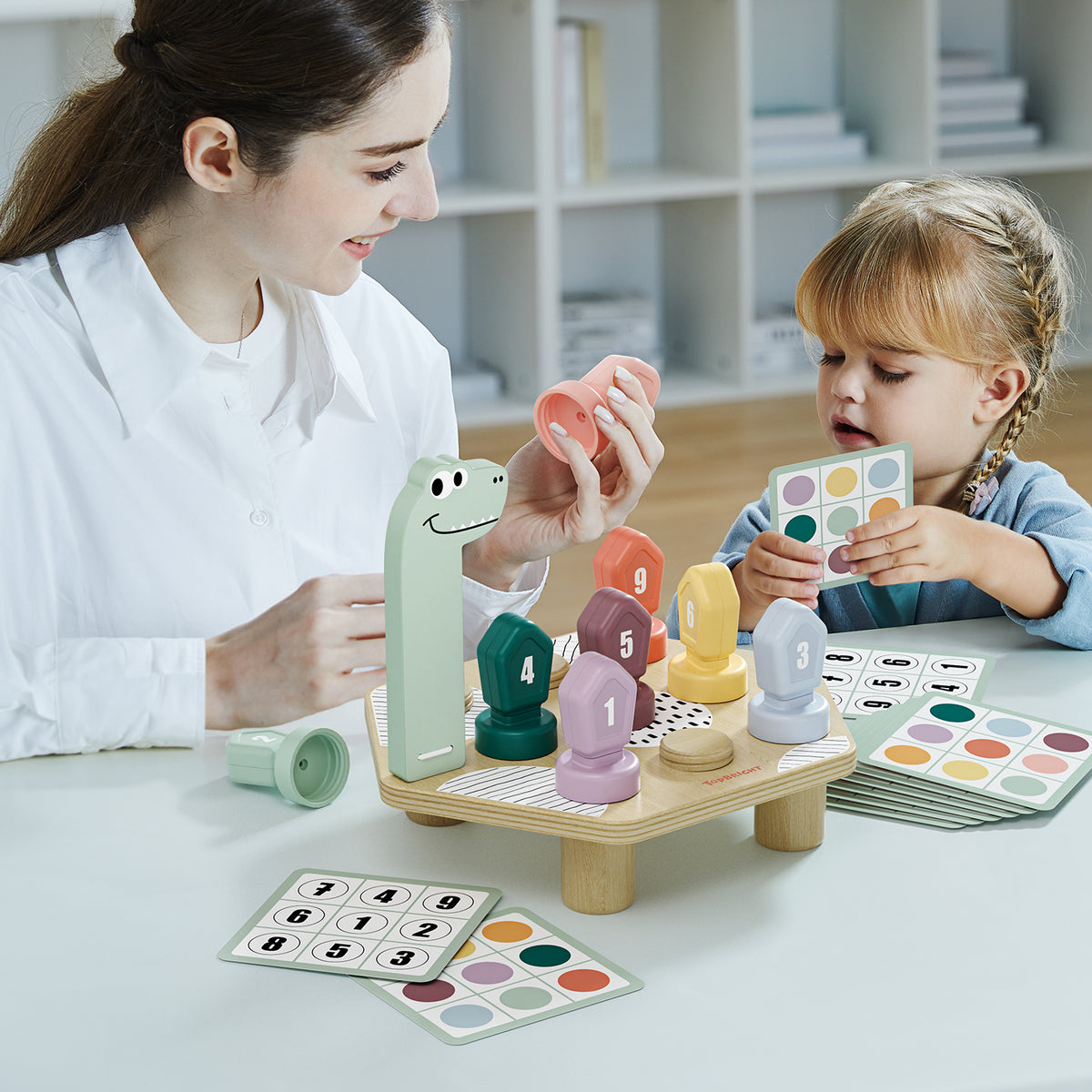 Topbright Happy Dino Twist puinen dinosaurus, värien ja numeroiden oppimispeli käännettävillä palikoilla (3+)