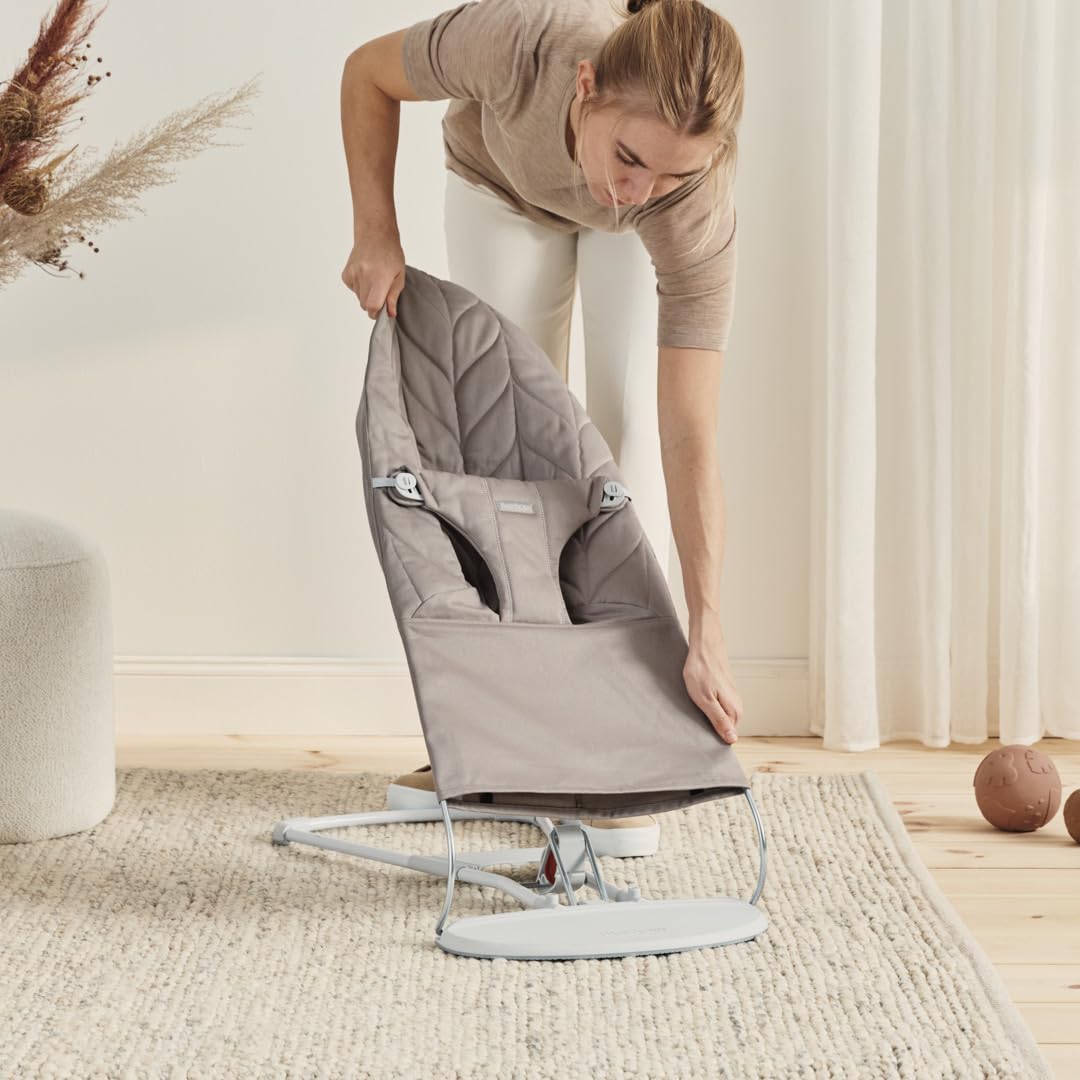 BabyBjörn Bliss -vauvakeinu, tikattu kudottu kangas (Woven Petal Quilt), hiekanharmaa (Sand Grey), 0–2 vuotta