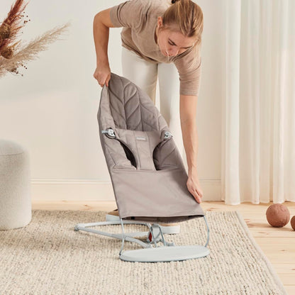 BabyBjörn Bliss -vauvakeinu, tikattu kudottu kangas (Woven Petal Quilt), hiekanharmaa (Sand Grey), 0–2 vuotta