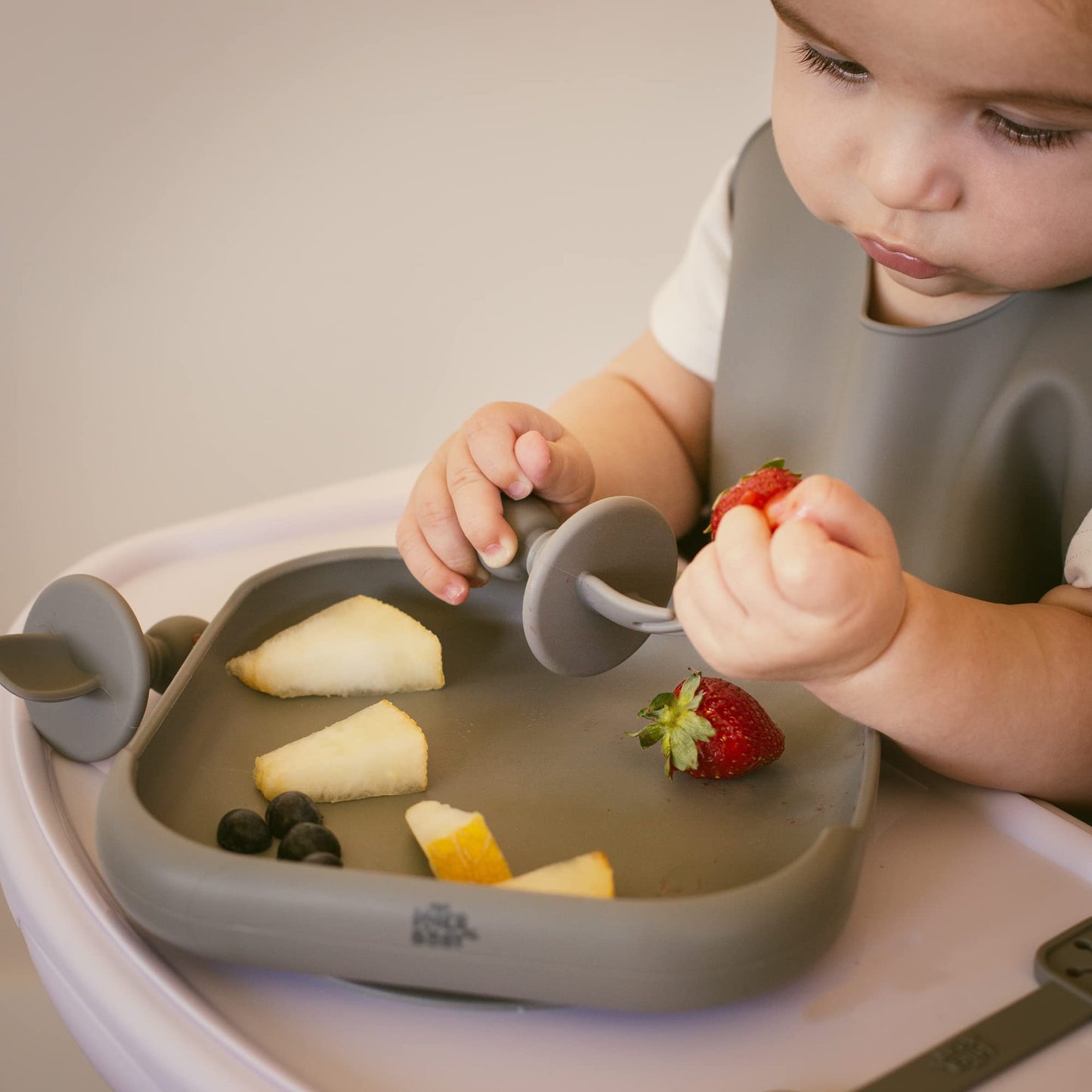 Interbaby silikoonist iminappkinnitusega taldrik, hall