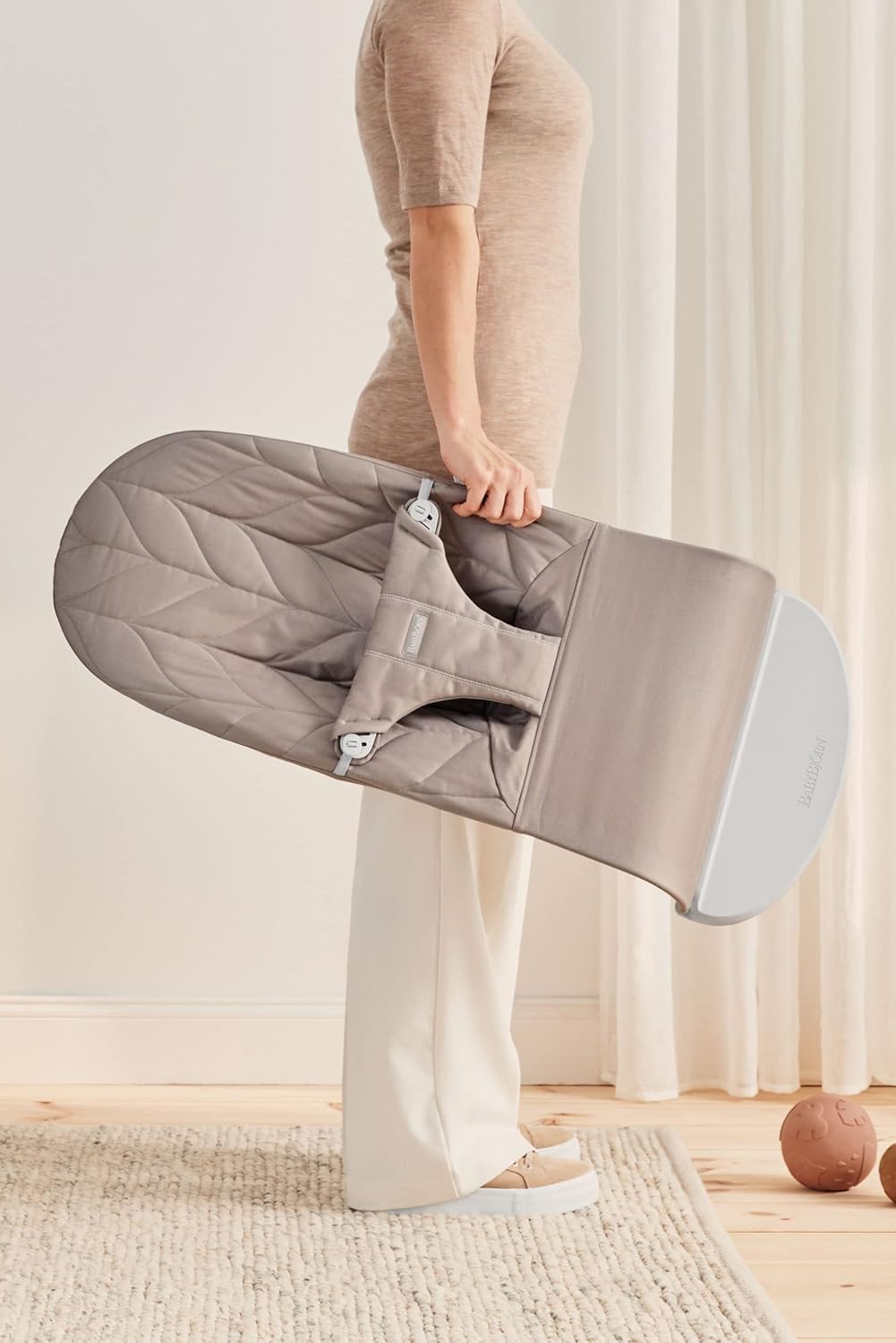 BabyBjörn Bliss -vauvakeinu, tikattu kudottu kangas (Woven Petal Quilt), hiekanharmaa (Sand Grey), 0–2 vuotta