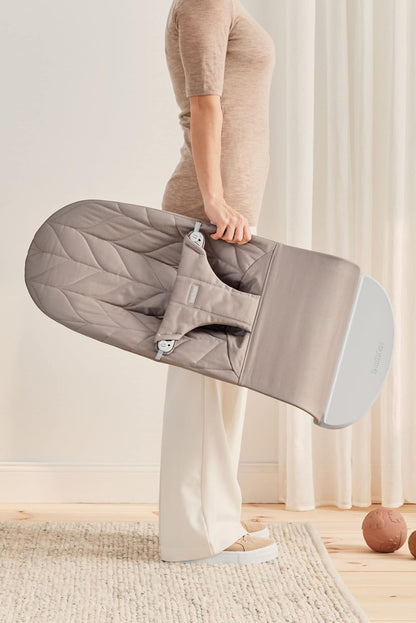 BabyBjörn Bliss -vauvakeinu, tikattu kudottu kangas (Woven Petal Quilt), hiekanharmaa (Sand Grey), 0–2 vuotta