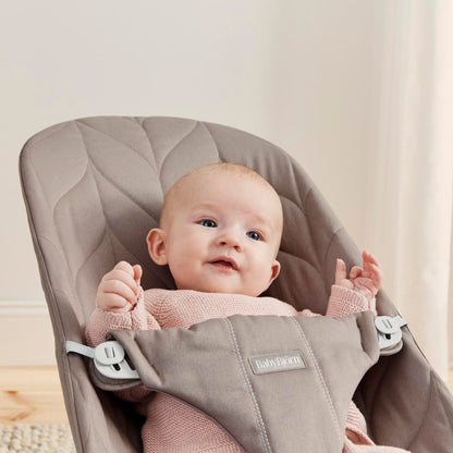 BabyBjörn Bliss -vauvakeinu, tikattu kudottu kangas (Woven Petal Quilt), hiekanharmaa (Sand Grey), 0–2 vuotta