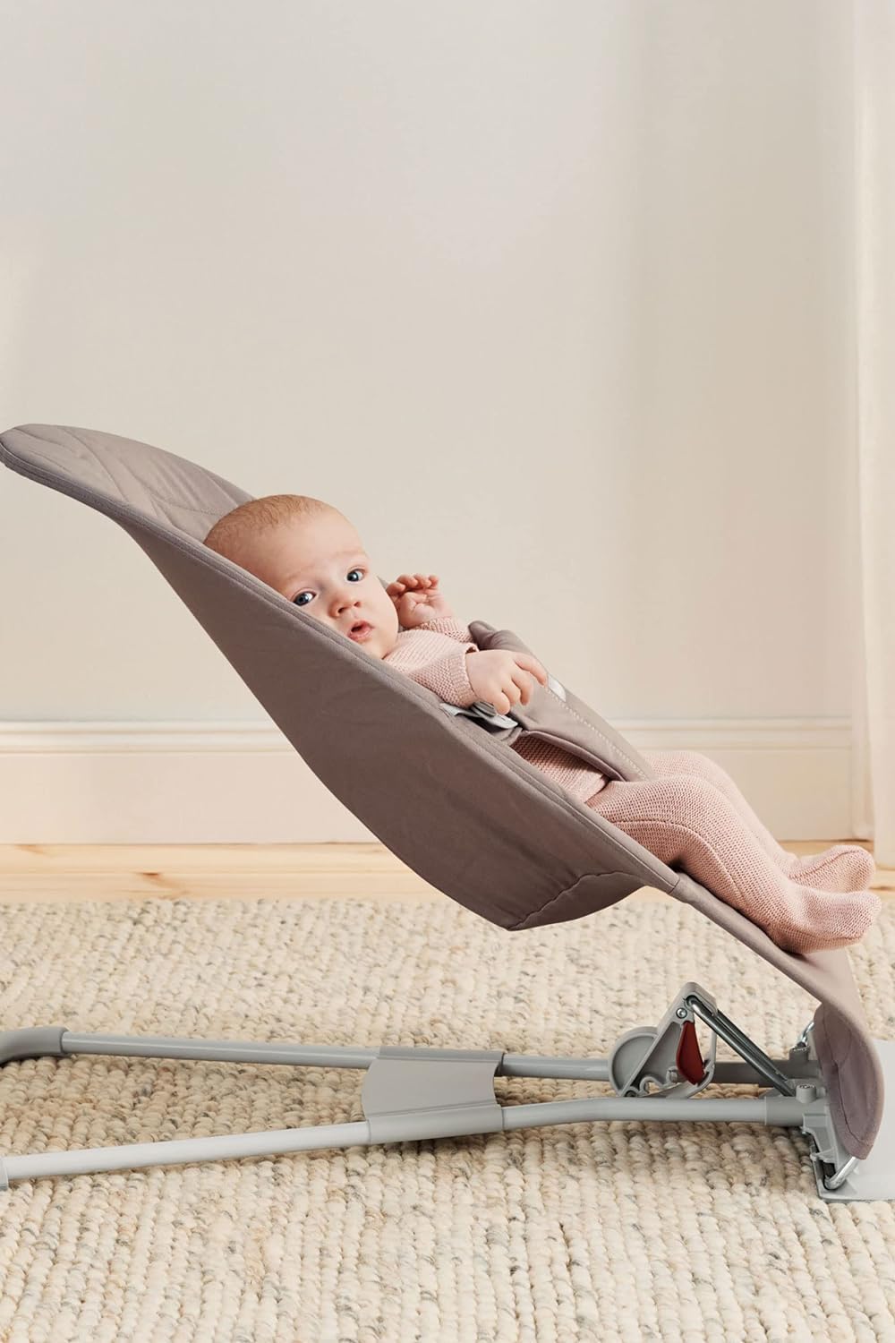 BabyBjörn Bliss -vauvakeinu, tikattu kudottu kangas (Woven Petal Quilt), hiekanharmaa (Sand Grey), 0–2 vuotta