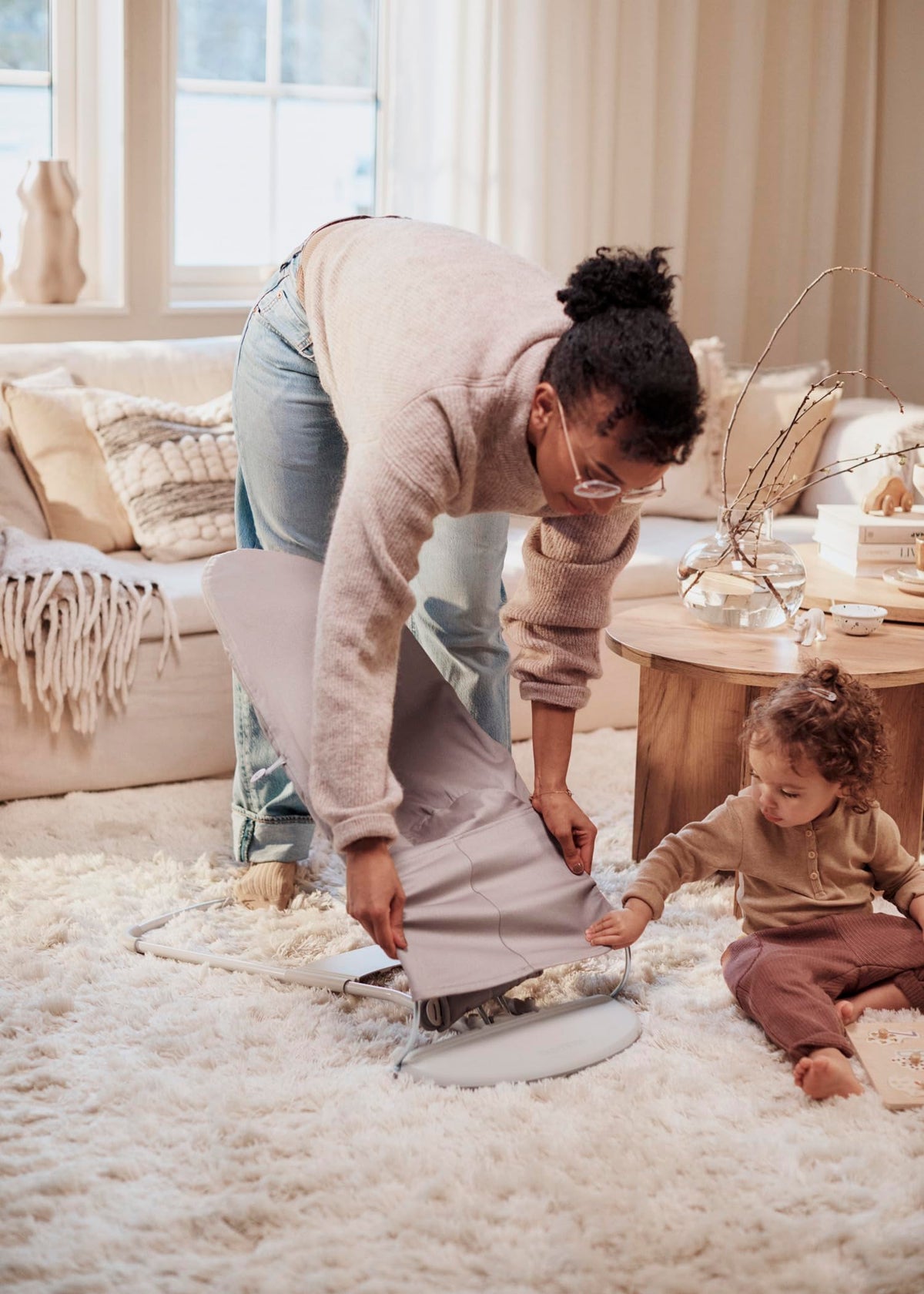 BabyBjörn Bliss -vauvakeinu, tikattu kudottu kangas (Woven Petal Quilt), hiekanharmaa (Sand Grey), 0–2 vuotta