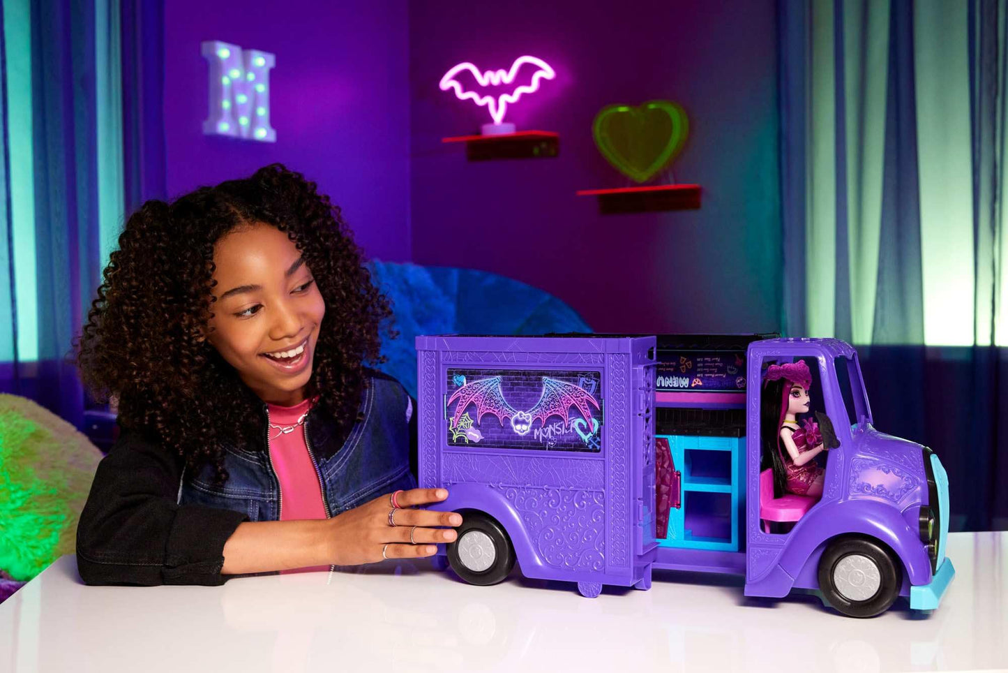 Monster High Draculaura nukk ja mängukomplekt – Fangtastic Rockin’ Food Truck lavaga