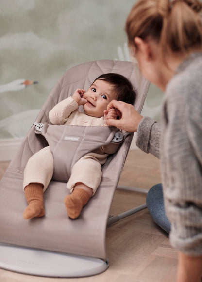 BabyBjörn Bliss -vauvakeinu, tikattu kudottu kangas (Woven Petal Quilt), hiekanharmaa (Sand Grey), 0–2 vuotta