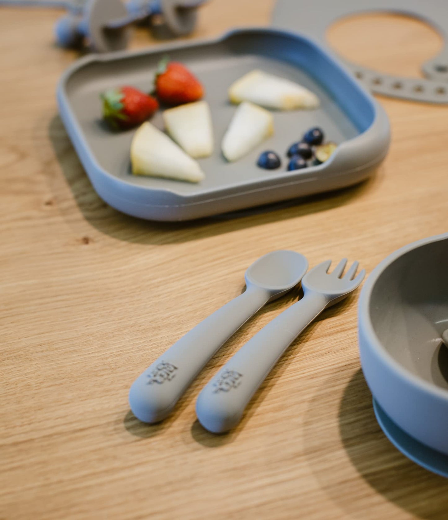 Interbaby silikoonist iminappkinnitusega taldrik, hall