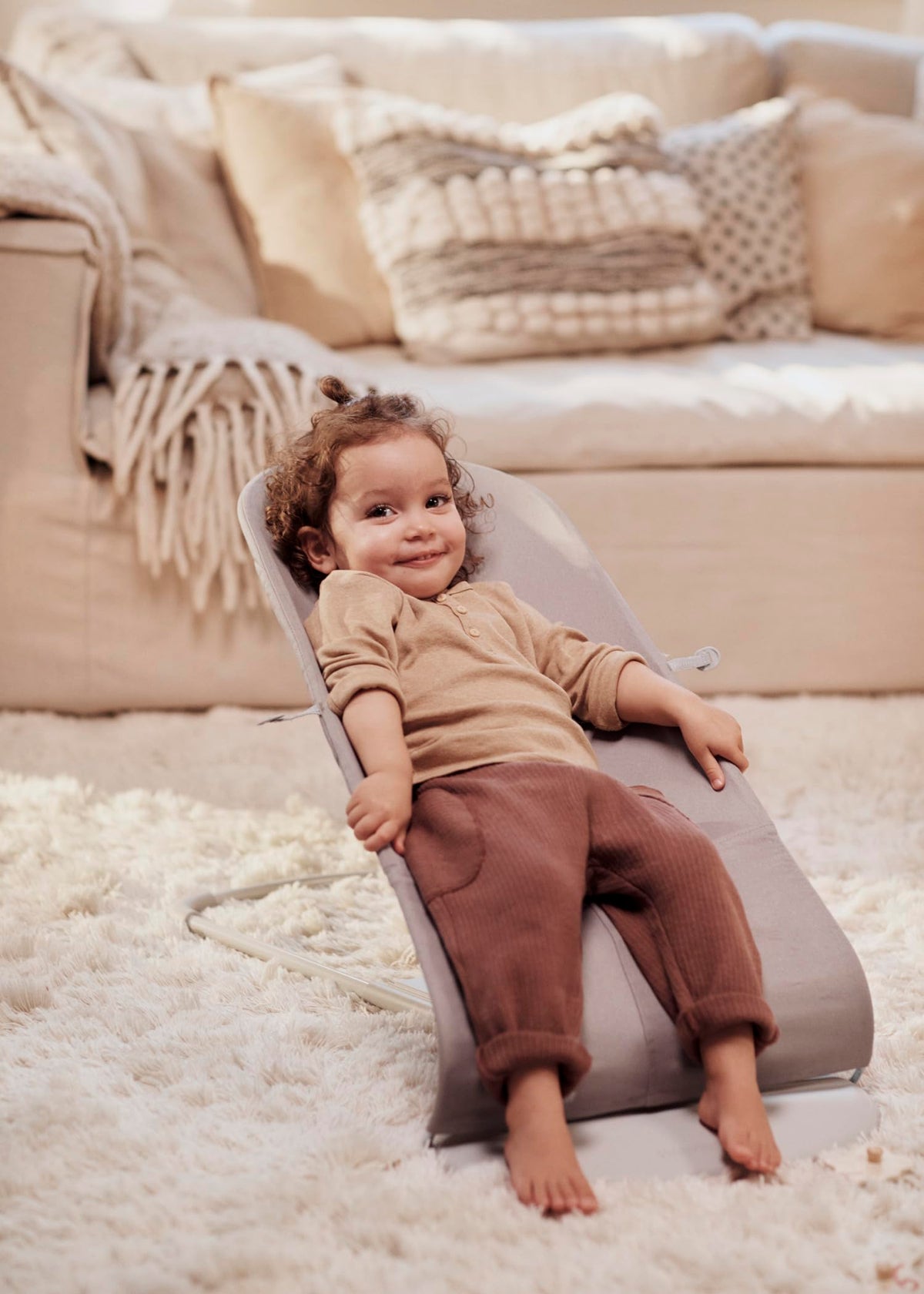 BabyBjörn Bliss -vauvakeinu, tikattu kudottu kangas (Woven Petal Quilt), hiekanharmaa (Sand Grey), 0–2 vuotta