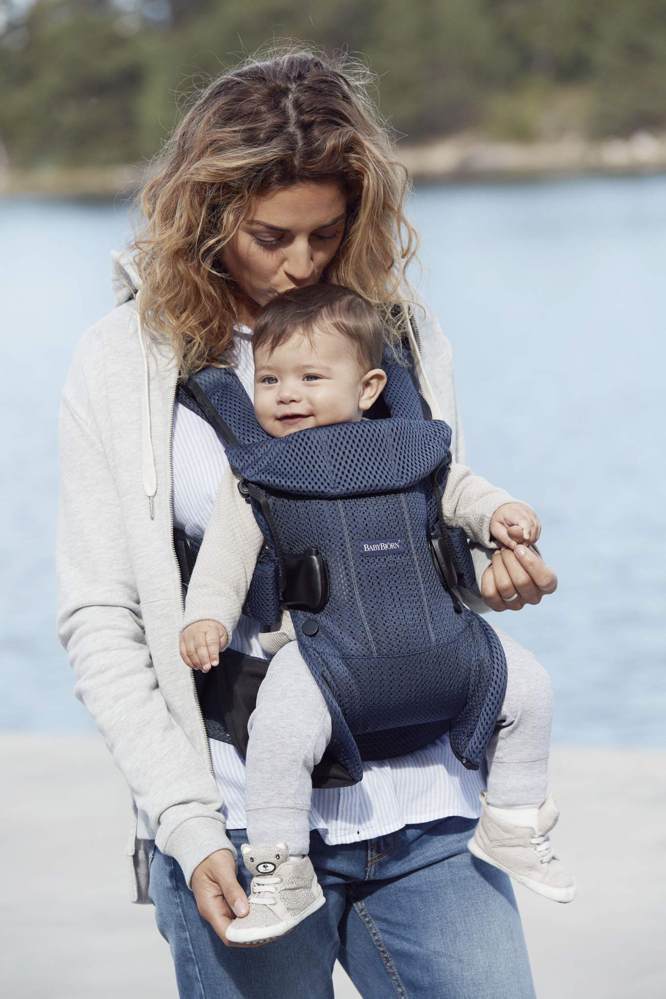 BabyBjörn Baby Carrier One Air kandekott, 3D mesh, tumesinine