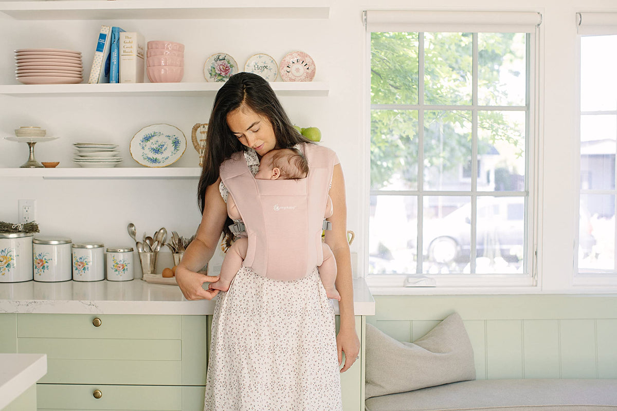 Ergobaby Embrace -kantoreppu vastasyntyneelle 0–12 kuukautta, Blush Pink