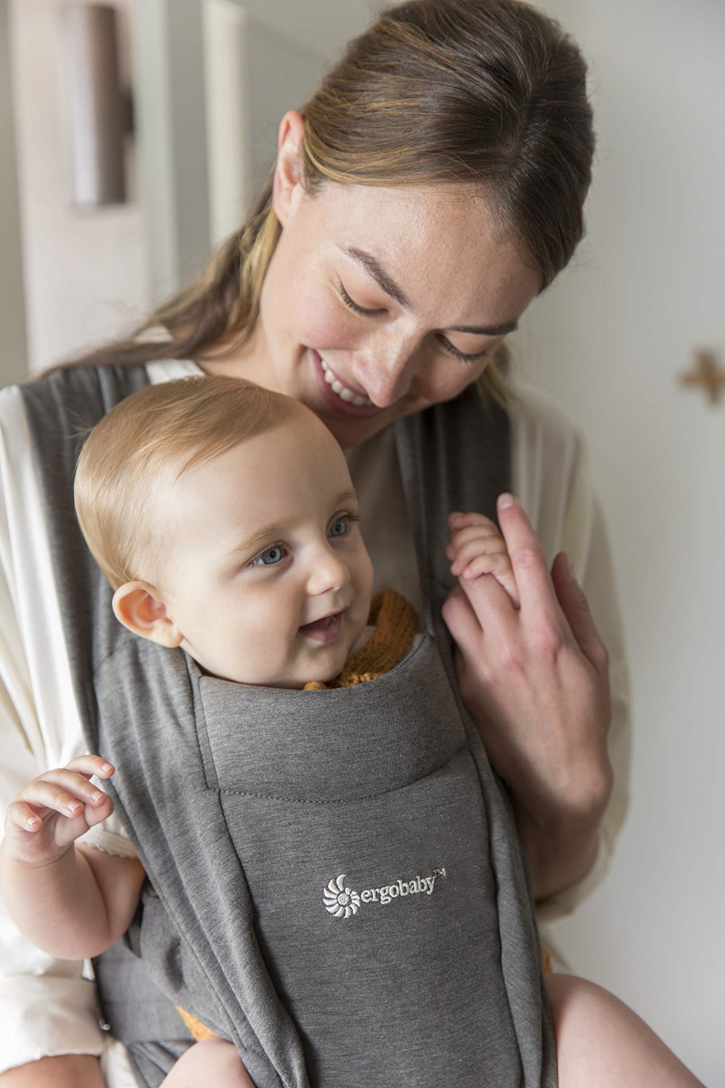 Ergobaby Embrace vastsündinu kandelina, pehme ja ergonoomiline, Heather Grey