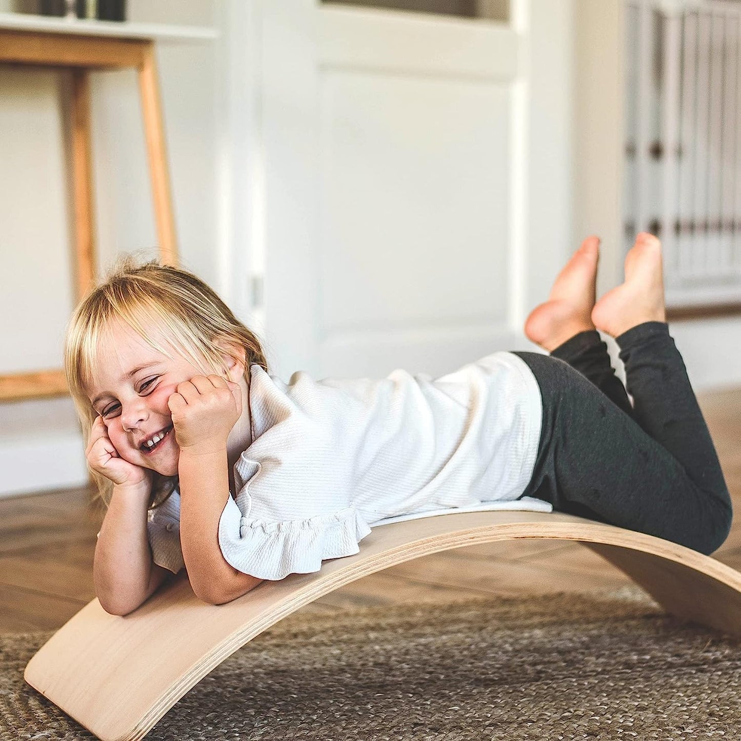 Montessori tasakaalulaud lastele, naturaalne puit roosa vildiga (82 × 30 cm)