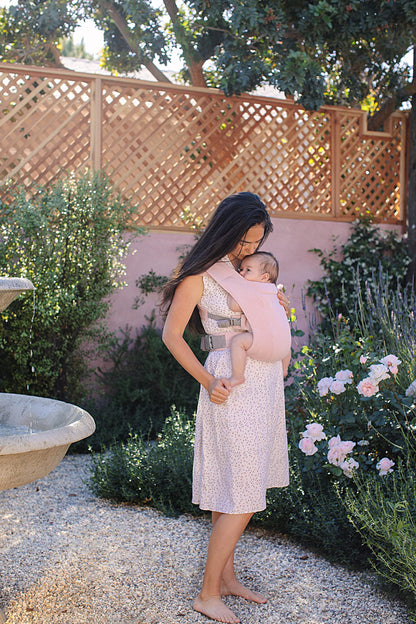 Ergobaby Embrace -kantoreppu vastasyntyneelle 0–12 kuukautta, Blush Pink
