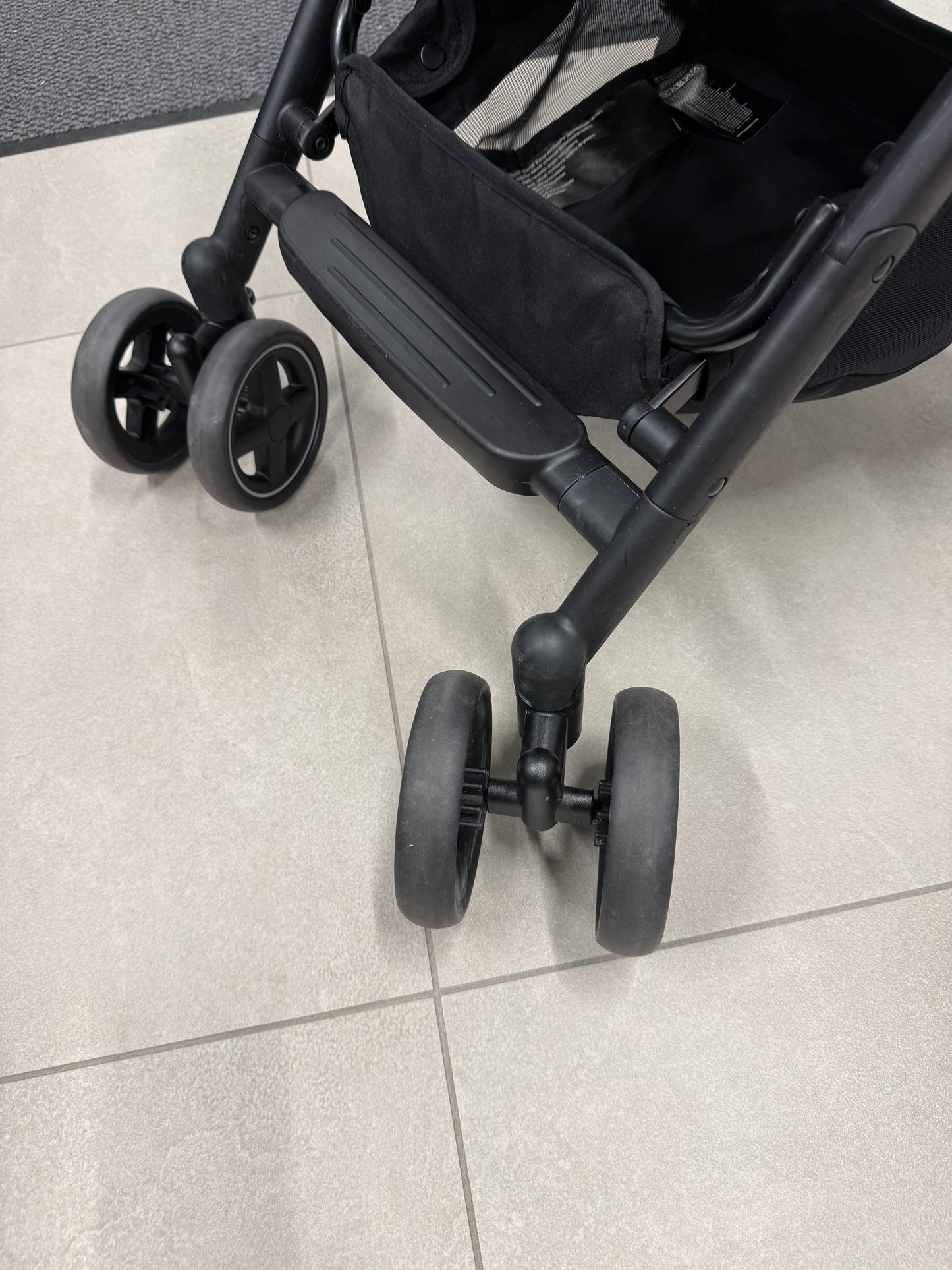 Maxi-Cosi Lara2 erittäin kevyt kokoontaitettava rattaat, harmaa